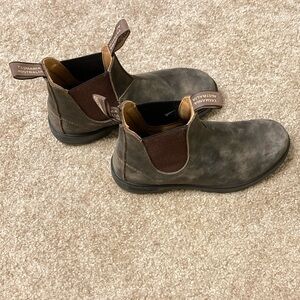 Blundstone Brown Boots with Elastic Side Panels and Rounded Toe